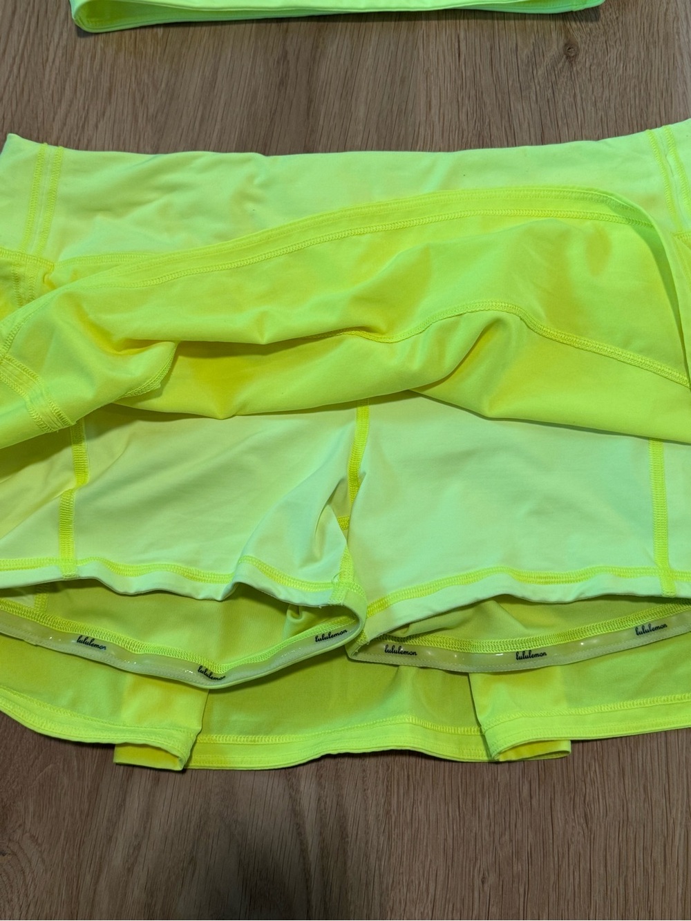Lululemon Women’s Neon Yellow Tennis Skirt & Strappy Sports Bra Set Size 8 - Picture 6 of 9